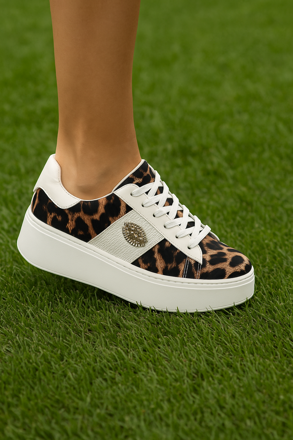 Una Healy wide side eye runner