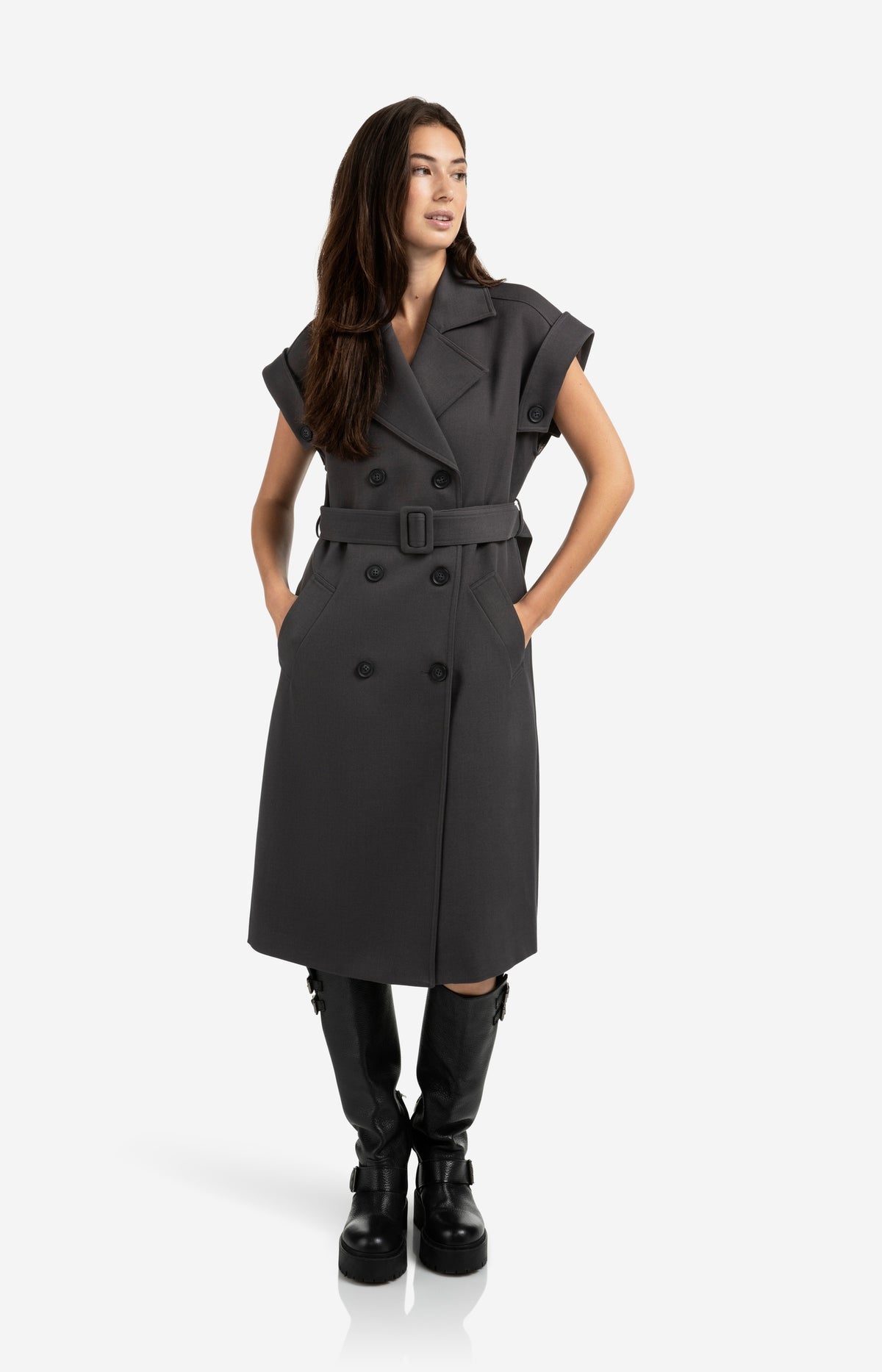 Long sleeveless coat with lapels and waist belt