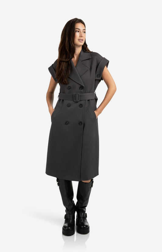 Long sleeveless coat with lapels and waist belt