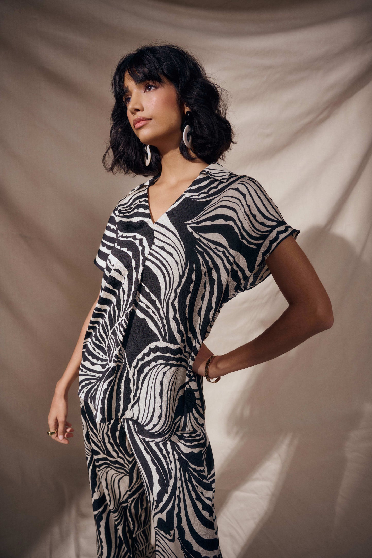 JOSEPH RIBKOFF 262255 Bubble Satin Abstract Print Boxy Top
