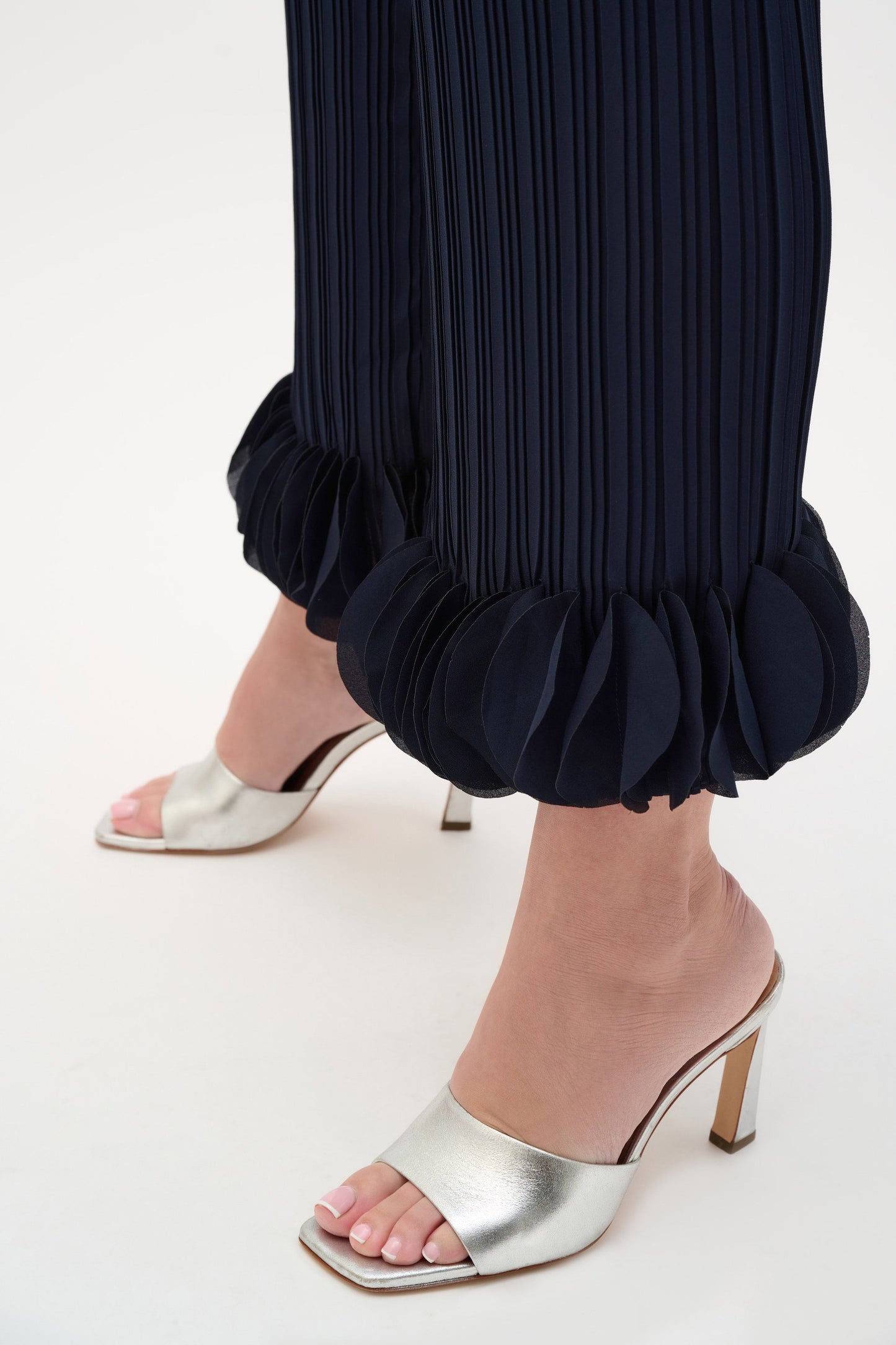 Georgette Wide Leg Pleated Pants
253940S26 navy