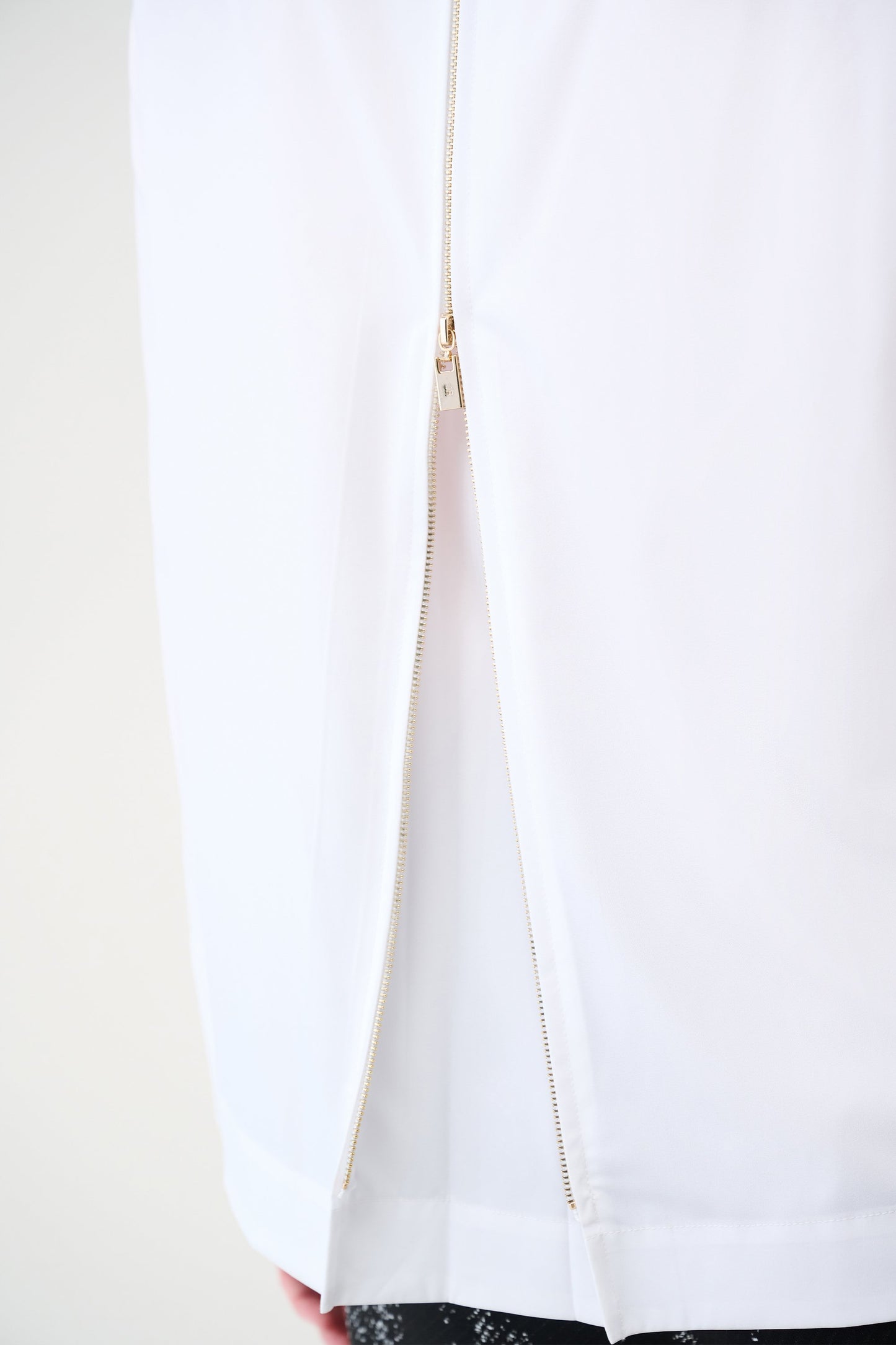 JOESPH RIBKOFF 253923 Stretch Poplin Button-Front Blouse with Zipper Accent in optic white