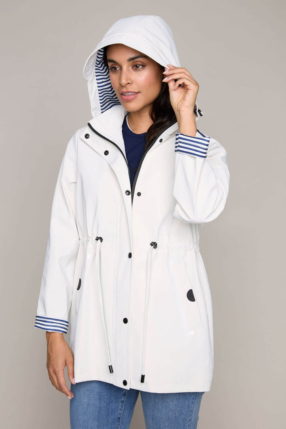 Carre Noir Lightweight Raincoat – White