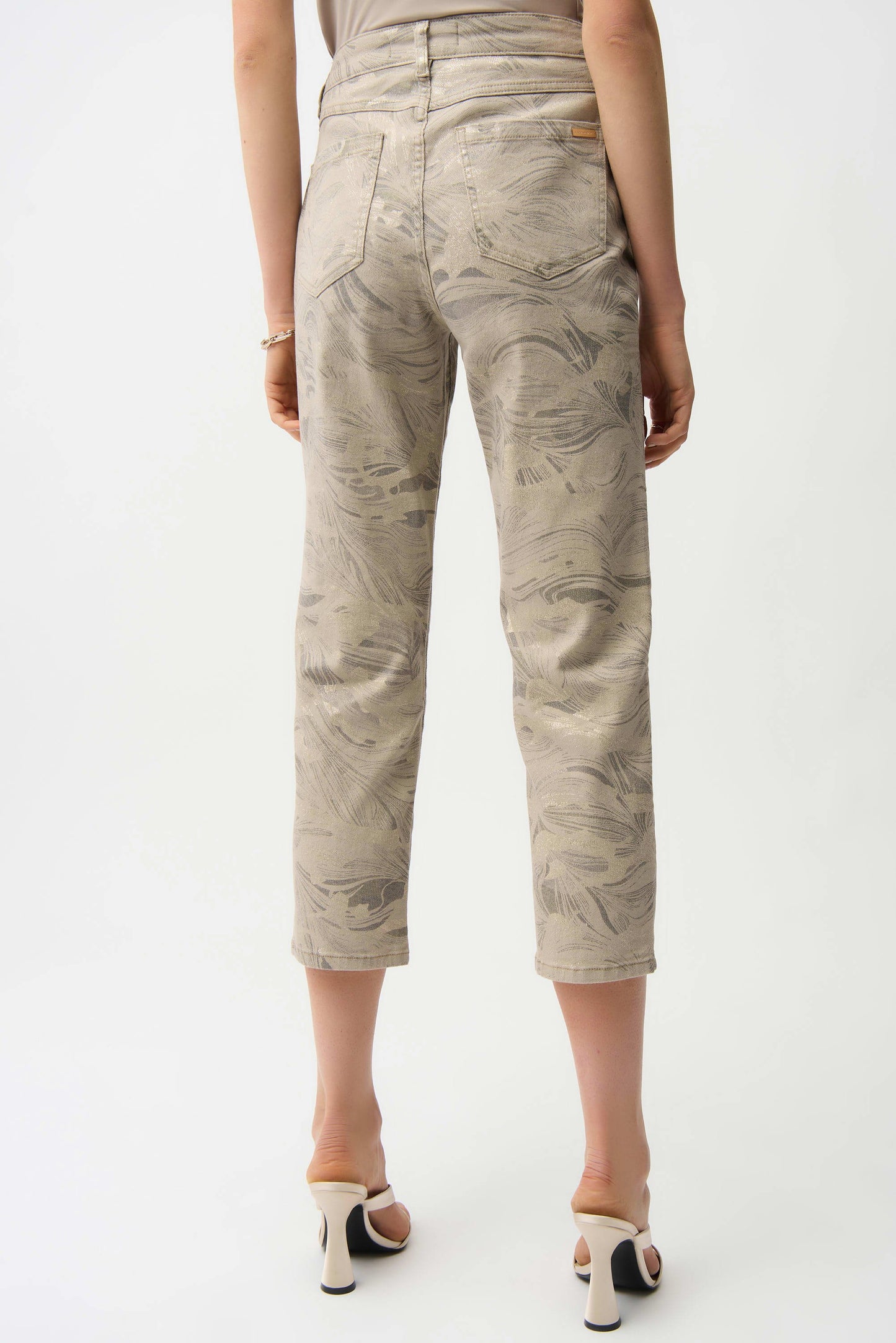 JOSEPH RIBKOFF Metallic Abstract Print Slim Crop Jeans
261959