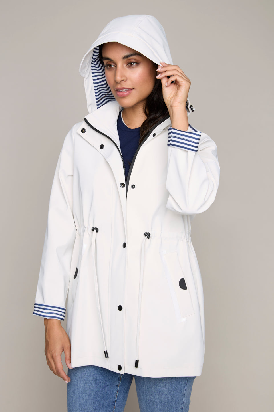 Carre Noir Lightweight Raincoat – White