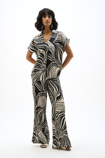 JOSEPH RIBKOFF BUBBLE SATIN ABSTRACT PRINT WIDE LEG PANTS WITH SIDE SLITS 262257