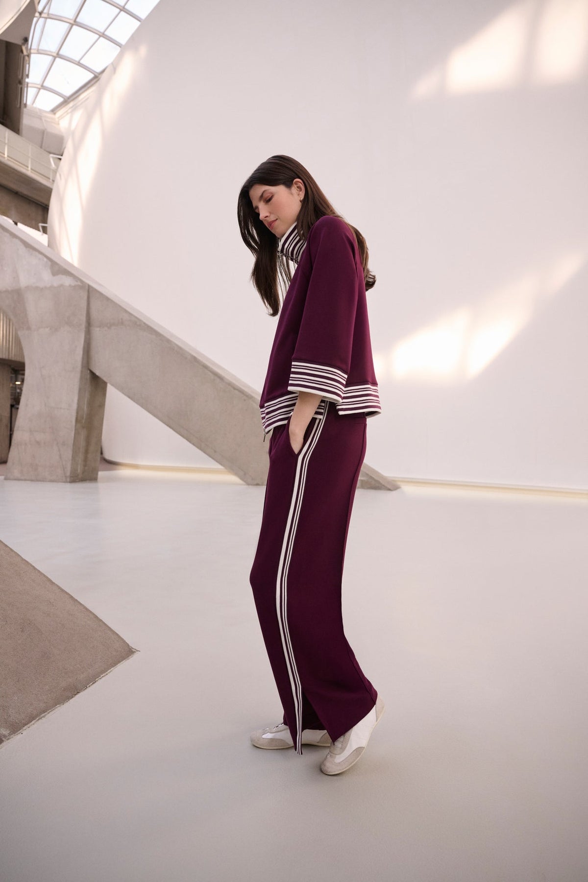 JOSEPH RIBKOFF
PIN-TUCK WIDE LEG JOGGER 264612