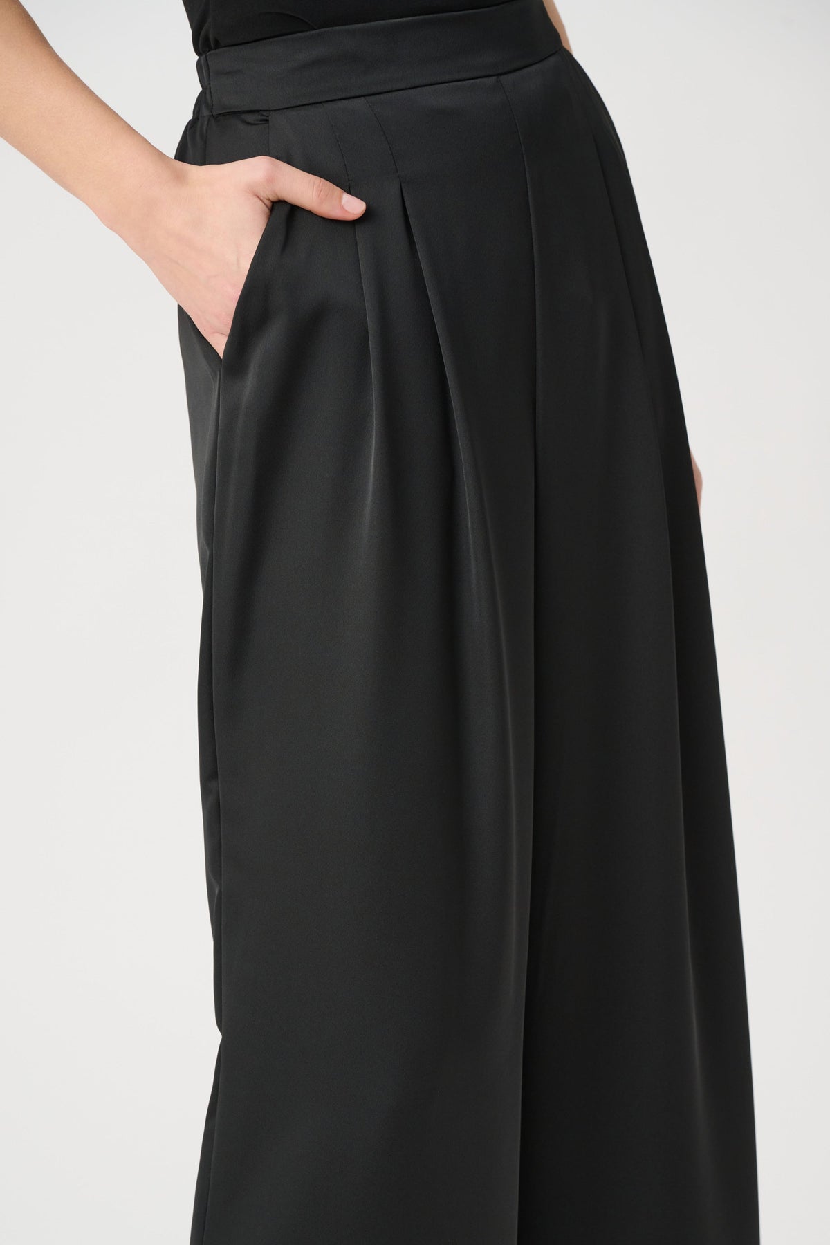 JOSEPH RIBKOFF Satin Wide-Leg Pants 264078
