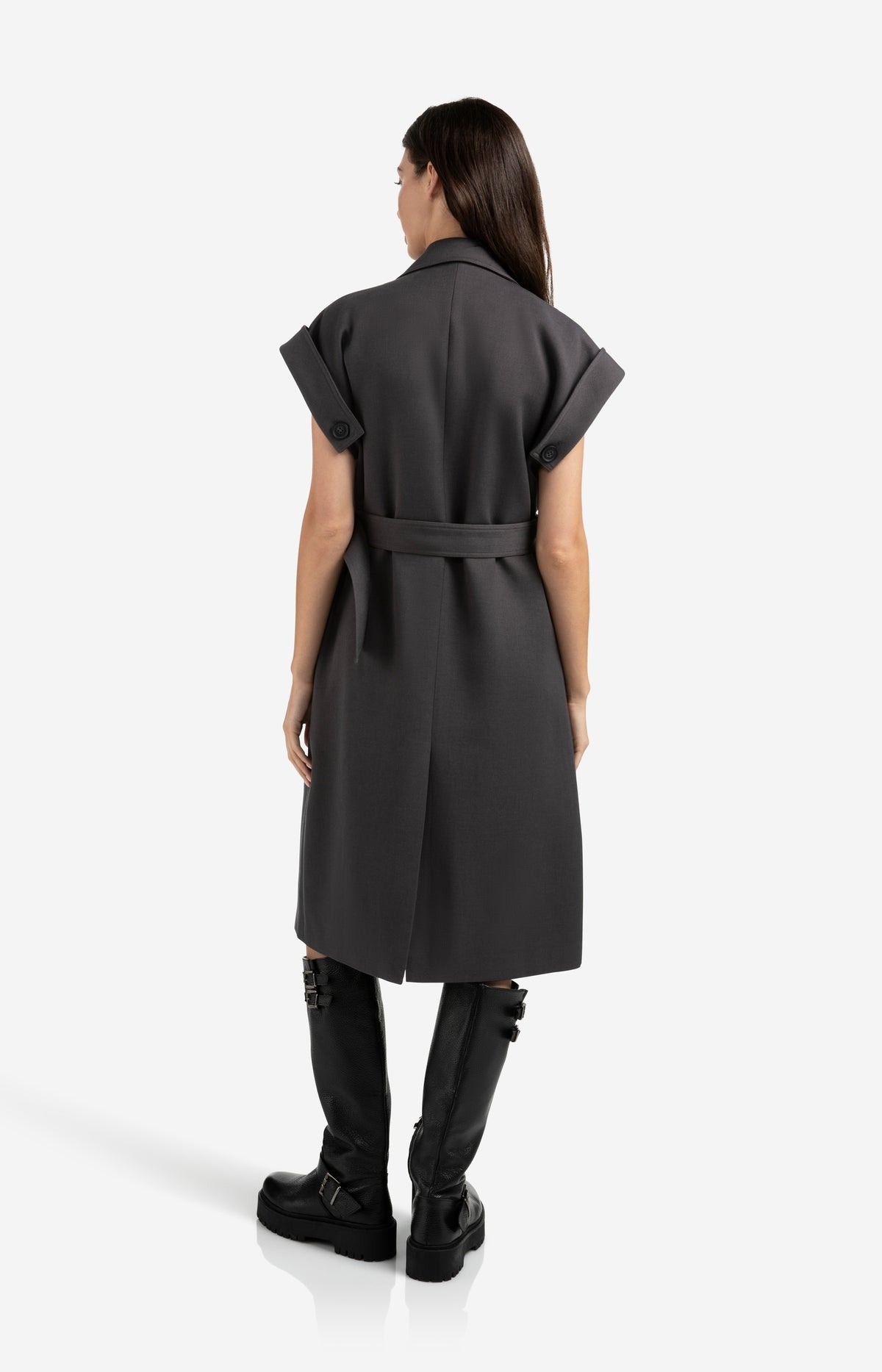 Long sleeveless coat with lapels and waist belt