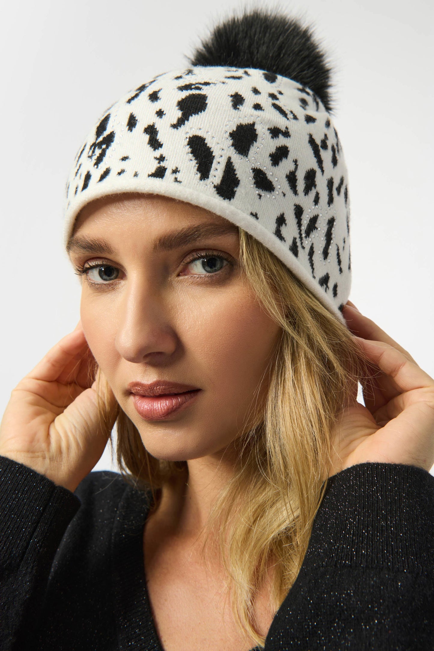 Knitted Animal Print Pompom Hat
253971