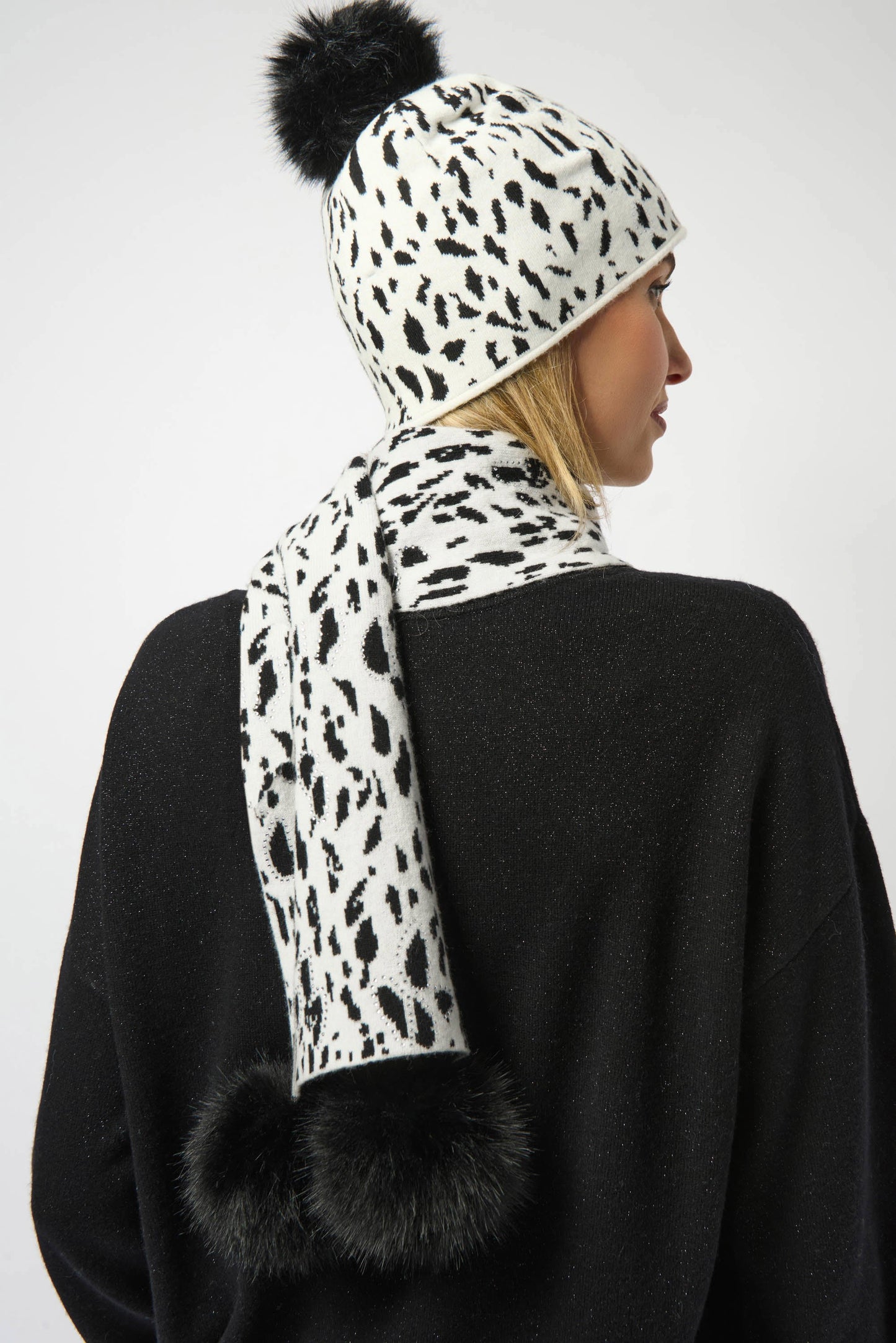Knitted Animal Print Pompom Scarf
253972