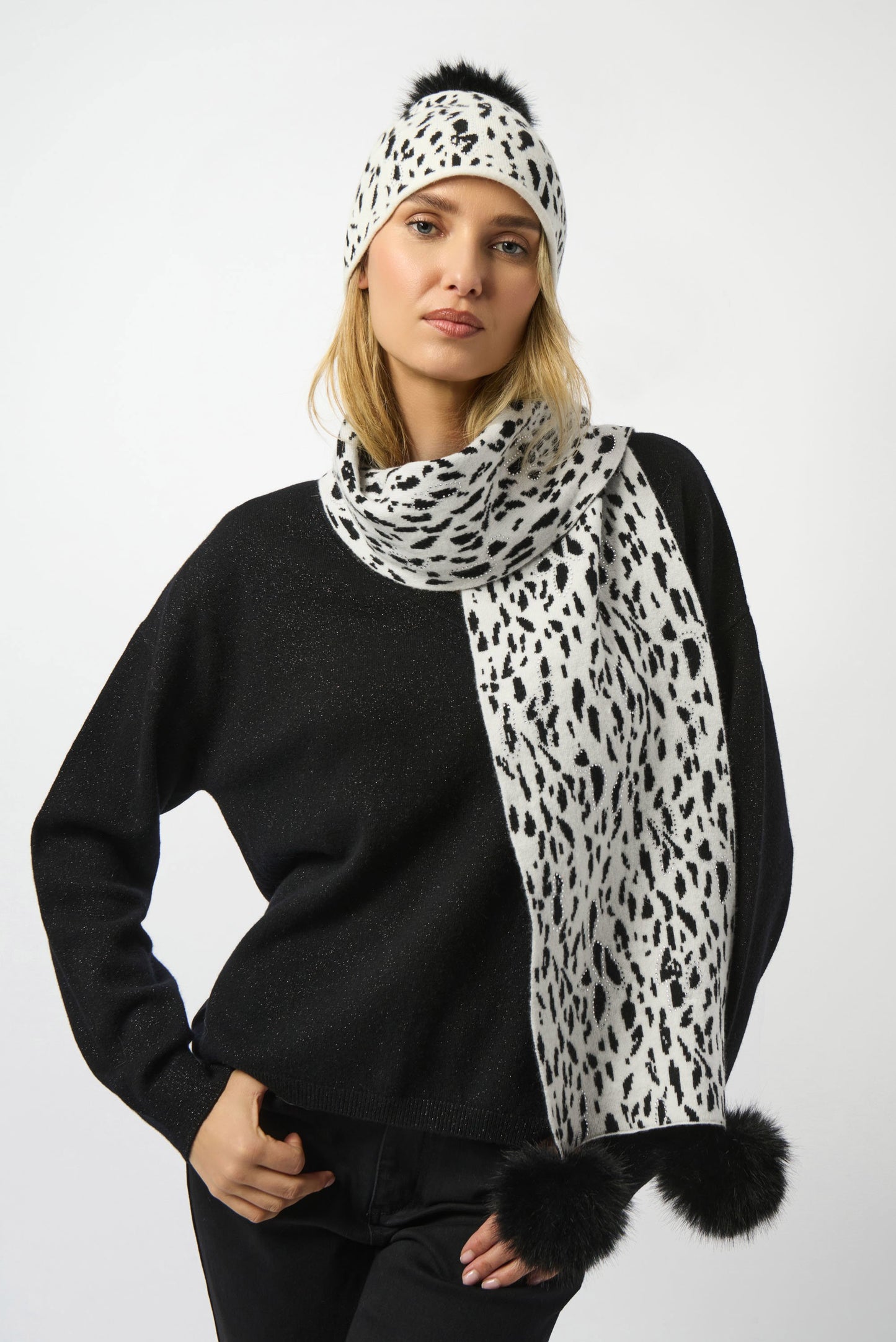 Knitted Animal Print Pompom Scarf
253972