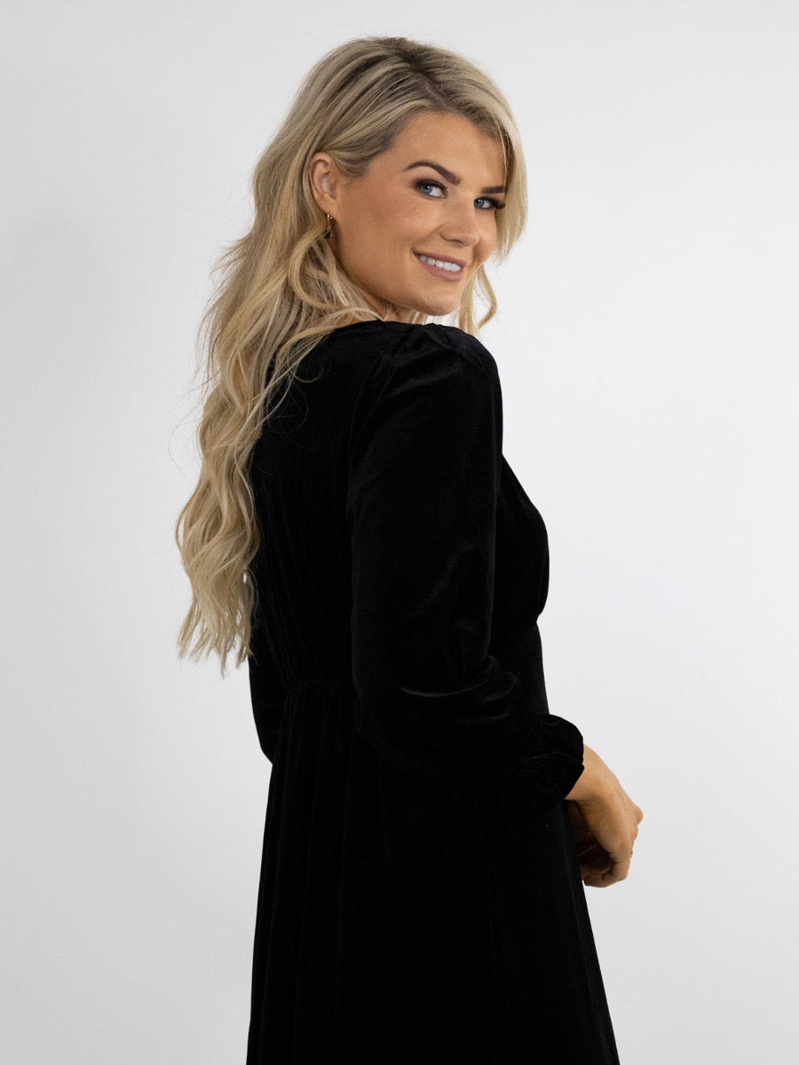 Streasa black velvet dress